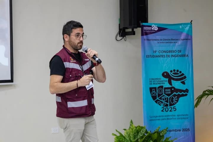 Titular de SEMA en conferencia en la Universidad del Caribe